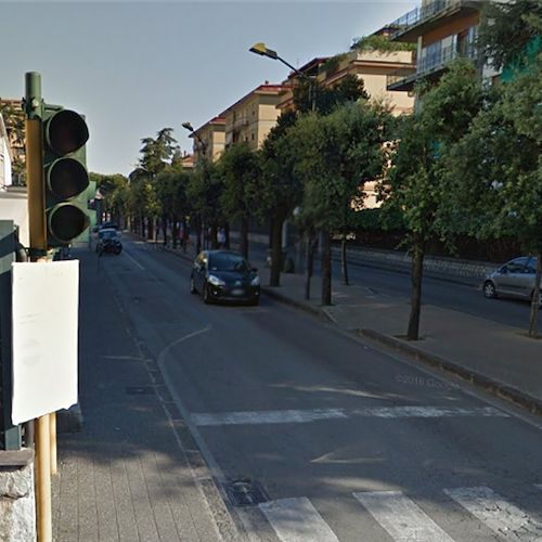 Incidente a Cava de' Tirreni: evita impatto con veicolo ma finisce contro palo della luce