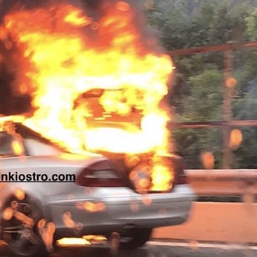 Incidente sull'autostrada A3, auto in fiamme tra Cava de' Tirreni e Vietri