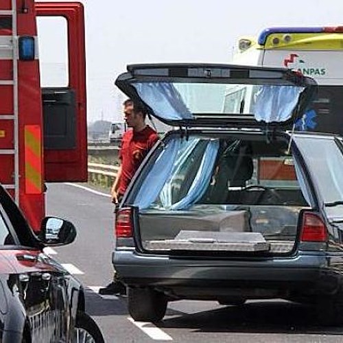 Incidente tra furgone e carro funebre, traffico in tilt sul raccordo Salerno–Avellino