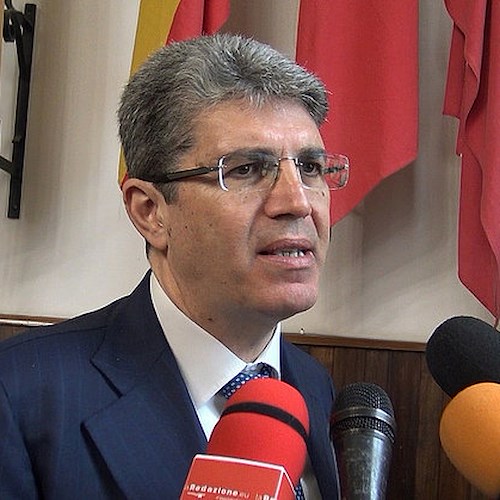 L'opposizione critica Servalli, lui risponde: «Bramano il mio posto, non mi dimetterò»