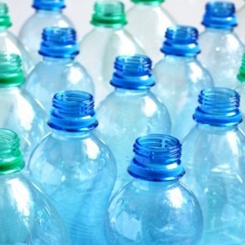 L'Ue dichiara guerra alla plastica e promuove l'acqua del rubinetto