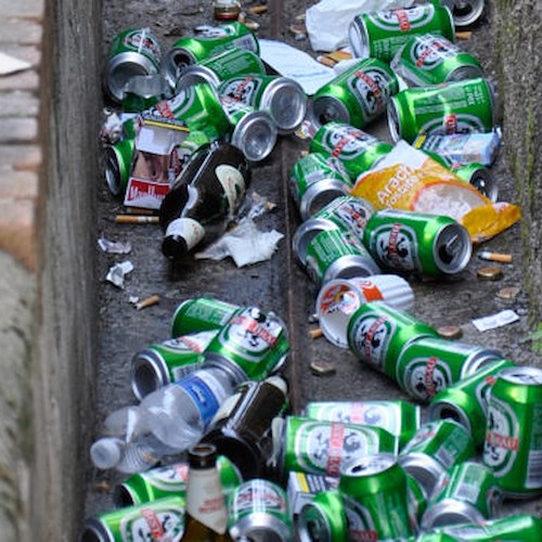 La movida che rovina la città: a Cava de' Tirreni bottiglie di birra tra portici e monumenti 