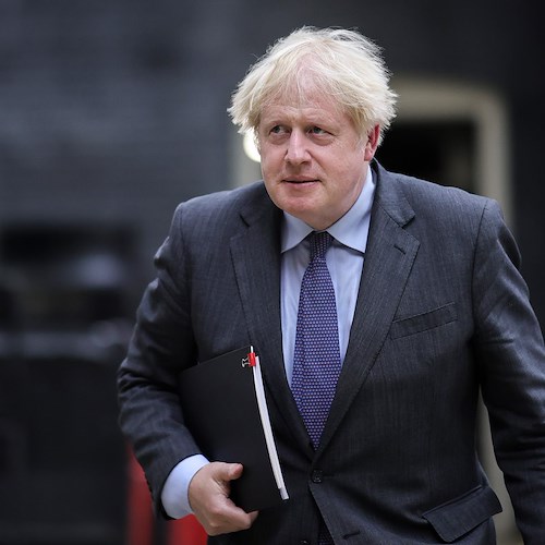 La variante indiana preoccupa la Gran Bretagna, Boris Johnson rinvia riaperture 