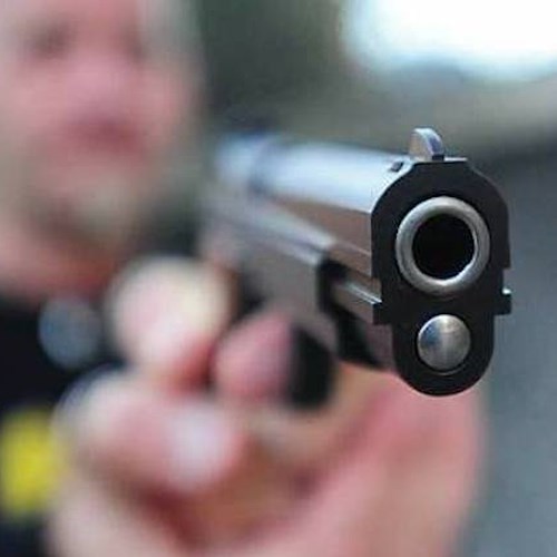 Lite tra vicini a Santa Lucia: spunta una pistola, anziano ferito 