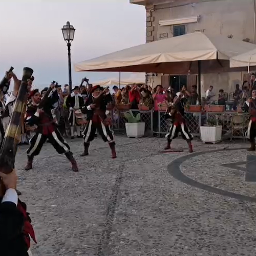 Lo spettacolo degli Archibugieri del SS. Sacramento di Cava de' Tirreni incanta la Parata Storica di Tropea