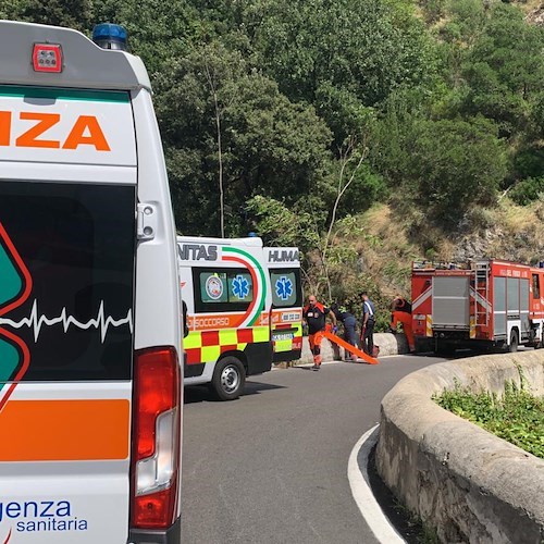 Maiori, perdono il controllo dello scooter e finiscono nel burrone sotto la Statale: miracolosamente vive due turiste