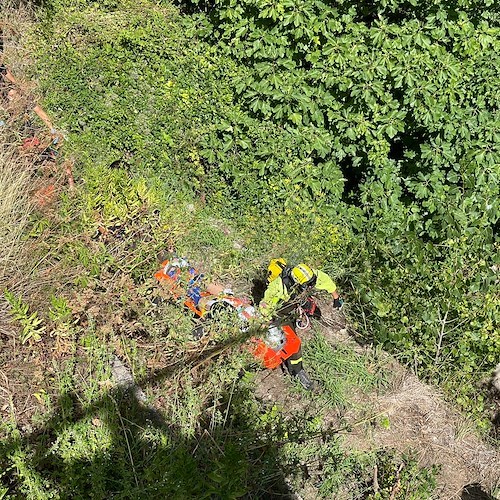 Maiori, perdono il controllo dello scooter e finiscono nel burrone sotto la Statale: miracolosamente vive due turiste