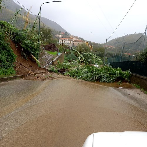 Maltempo a Cava de' Tirreni: rami caduti e strade allagate. Interviene la Protezione Civile