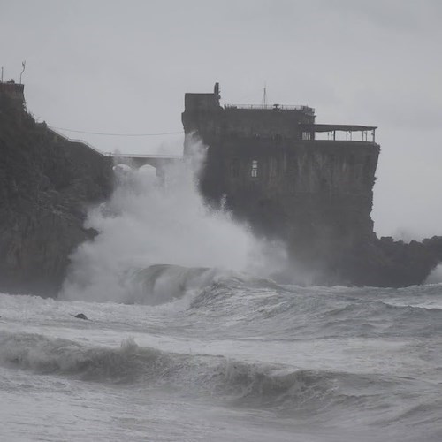 Maltempo, domani allerta arancione in Campania: forti temporali e rischio frane 