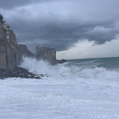 Mareggiata in Costiera Amalfitana: le onde invadono il Lungomare di Maiori e Minori [FOTO-VIDEO]