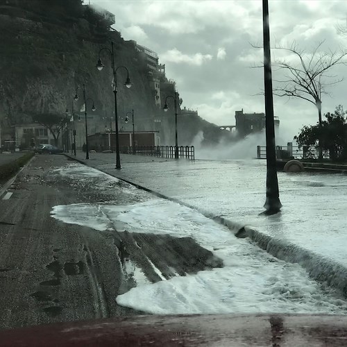 Mareggiate, a Maiori si fa la conta dei danni: strade e porto allagati, danneggiati arredi lungomare [FOTO-VIDEO]
