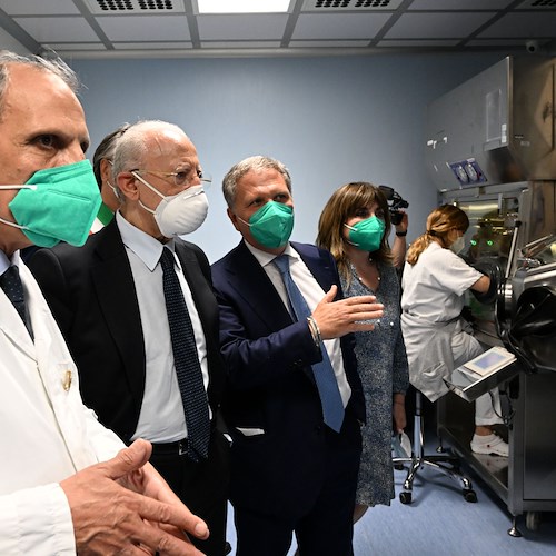Medici no vax negli ospedali, De Luca: «In Campania non saranno a contatto con i pazienti»