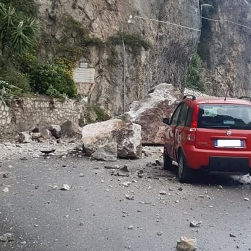 Momenti di paura a Capri, roccia precipita sulla Provinciale per Anacapri