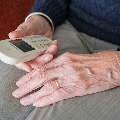 Anziana con in mano un telefono <br />&copy; sabinevanerp su Pixabay