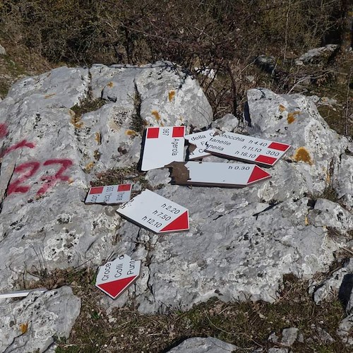 Monti Lattari, vandali distruggono segnaletica: la denuncia del CAI