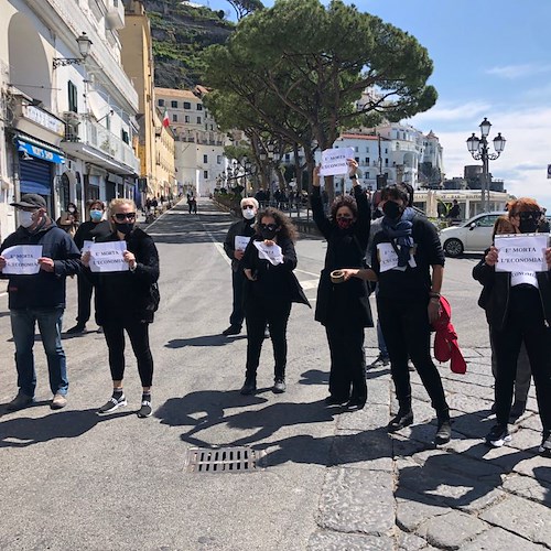 "È morta l'economia", ad Amalfi la protesta dei lavoratori del turismo. De Luca: «Prendetevela con il Governo»