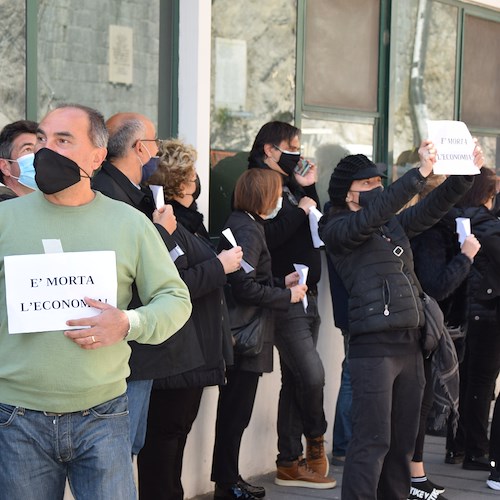 "È morta l'economia", ad Amalfi la protesta dei lavoratori del turismo. De Luca: «Prendetevela con il Governo»