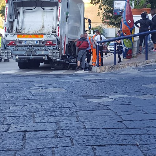 Moto contro camion dei rifiuti: incidente a Vietri sul Mare / FOTO