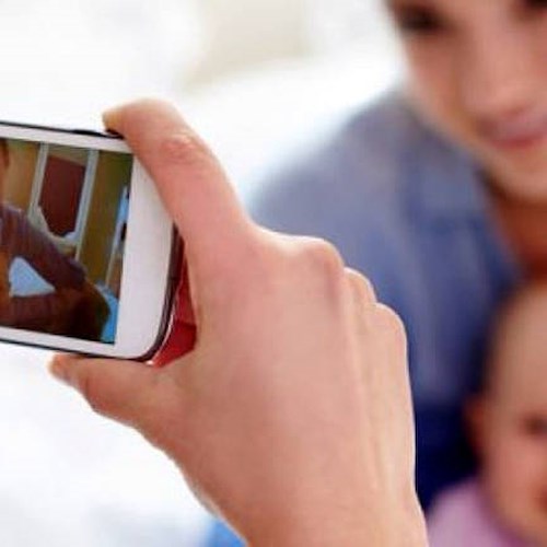 Multe fino a 10mila euro per genitori che pubblicano foto dei figli sui social