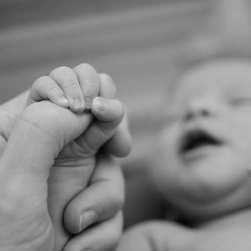 Napoli, donna positiva al Covid e non vaccinata dà alla luce tre gemelli 