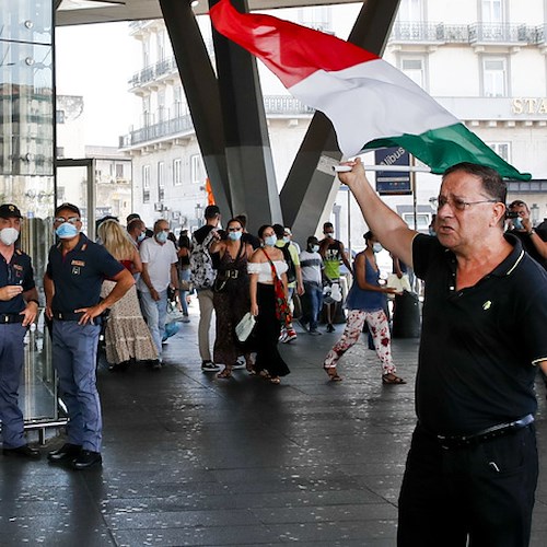 Napoli, la manifestazione "No Green Pass" è un flop: presenti solo due persone 