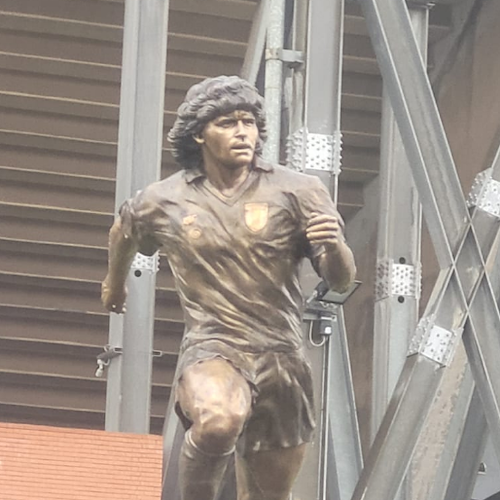 Napoli ricorda Maradona, inaugurata statua del Pibe de Oro davanti allo stadio / FOTO