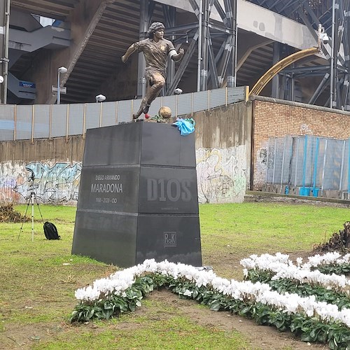 Napoli ricorda Maradona, inaugurata statua del Pibe de Oro davanti allo stadio / FOTO