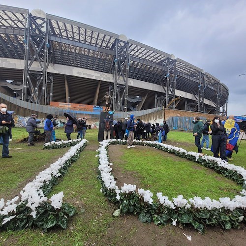 Napoli ricorda Maradona, inaugurata statua del Pibe de Oro davanti allo stadio / FOTO