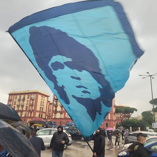 Napoli ricorda Maradona, inaugurata statua del Pibe de Oro davanti allo stadio / FOTO