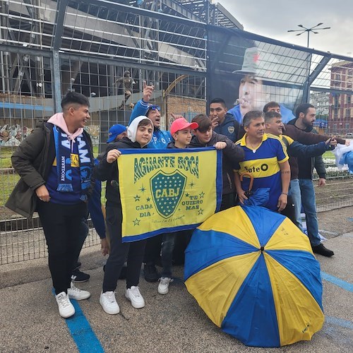 Napoli ricorda Maradona, inaugurata statua del Pibe de Oro davanti allo stadio / FOTO