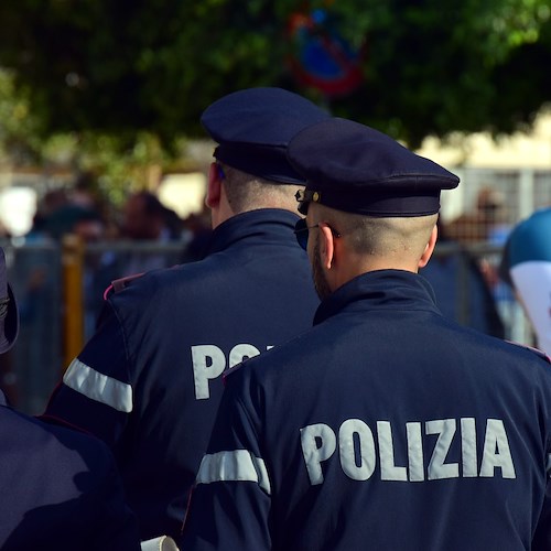 Nasconde armi e droga nei suoi esercizi commerciali: un arresto a Salerno