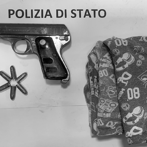 Nascondeva in casa pistola, droga e placca metallica da Carabiniere: arrestato 28enne a Nocera Inferiore 