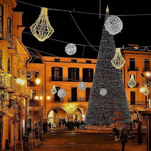 Natale a Cava de' Tirreni, stanziati 45 mila euro per albero e luminarie. Non mancheranno iniziative di sostegno per fasce in difficoltà 