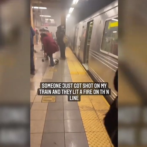 New York. Spari nella stazione della metropolitana a Brooklyn / Video