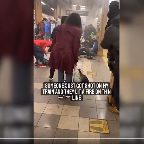 New York. Spari nella stazione della metropolitana a Brooklyn / Video