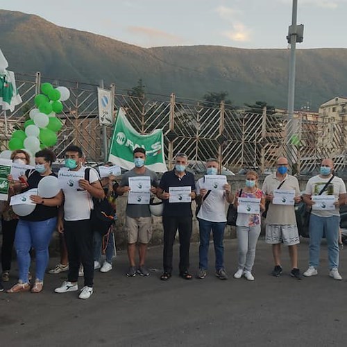 Nocera Inferiore, flash mob dinanzi all'Umberto I: «Basta aggressioni agli operatori sanitari»