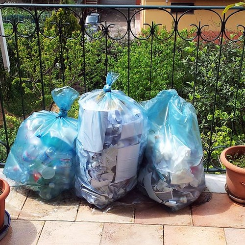 «Non conferite i rifiuti», carta e plastica ai "domiciliari"