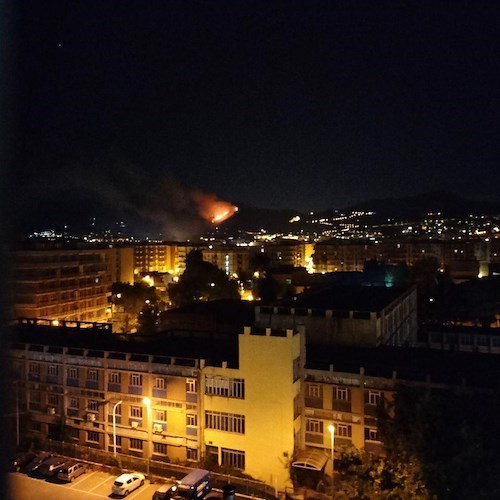 Notte di fuoco a Salerno: fiamme alimentate dal vento avvolgono il viadotto Olivieri [FOTO]