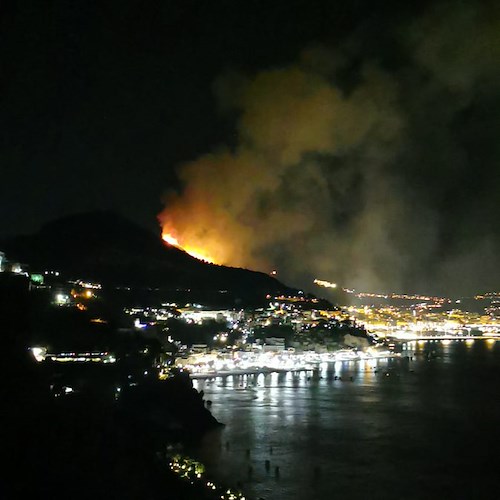 Notte di fuoco a Salerno: fiamme alimentate dal vento avvolgono il viadotto Olivieri [FOTO]