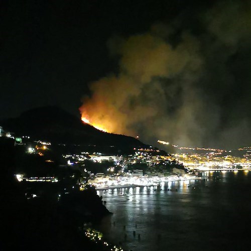 Notte di fuoco a Salerno: fiamme alimentate dal vento avvolgono il viadotto Olivieri [FOTO]