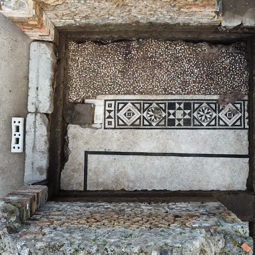 Nuova scoperta a Pompei, dalle Terme Stabiane affiora pavimento a mosaico di una casa più antica
