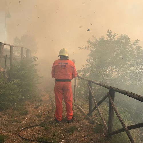 Nuovo incendio a Cava de' Tirreni: fiamme prendono di mira Monte Castello [FOTO]