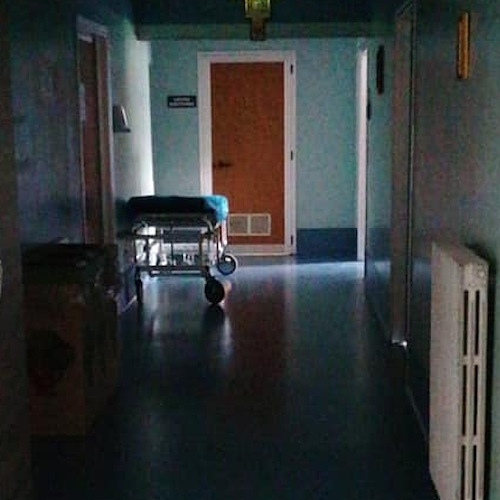 Ospedale "fantasma" a Cava de' Tirreni: corridoi vuoti e reparti svuotati [FOTO]