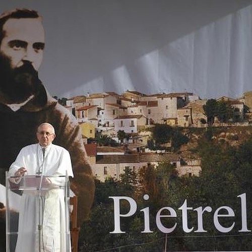 Papa Francesco a Pietrelcina: «Padre Pio ha stupito il mondo»
