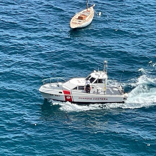 Paura a Marina di Camerota, affonda imbarcazione di 10 metri: sei persone tratte in salvo