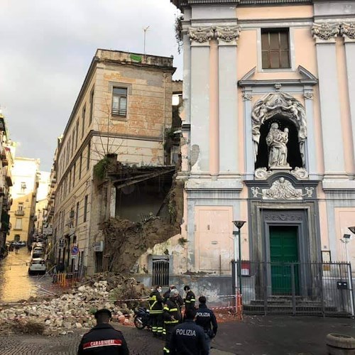 Paura a Napoli, crolla parte della facciata di una chiesa in centro