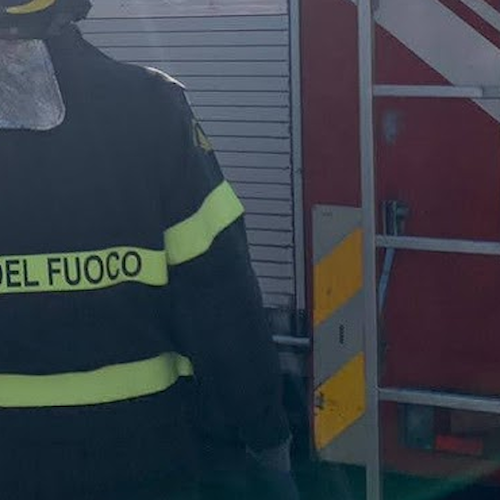 Paura nella notte a Nocera Inferiore: esplode bomba carta, danni a negozi 