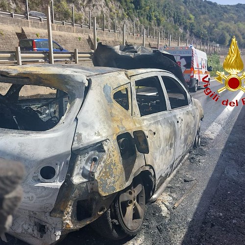 Paura sull’Autostrada Napoli-Salerno, auto in fiamme e colonna di fumo nero / FOTO 