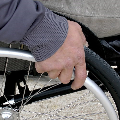 Paziente non autosufficiente dimesso contro la sua volontà: polemica all'ospedale di Cava de' Tirreni 