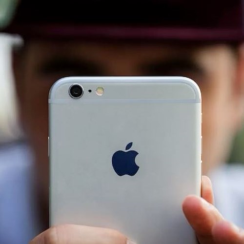 Per iPhone lenti Apple vaglia rimborso del cambio batteria
